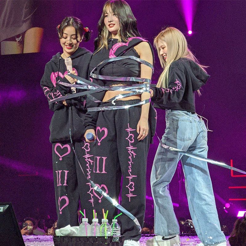 TWICE 4. WELTTOURNEE III KAPUZENPULLI UND HOSE SET