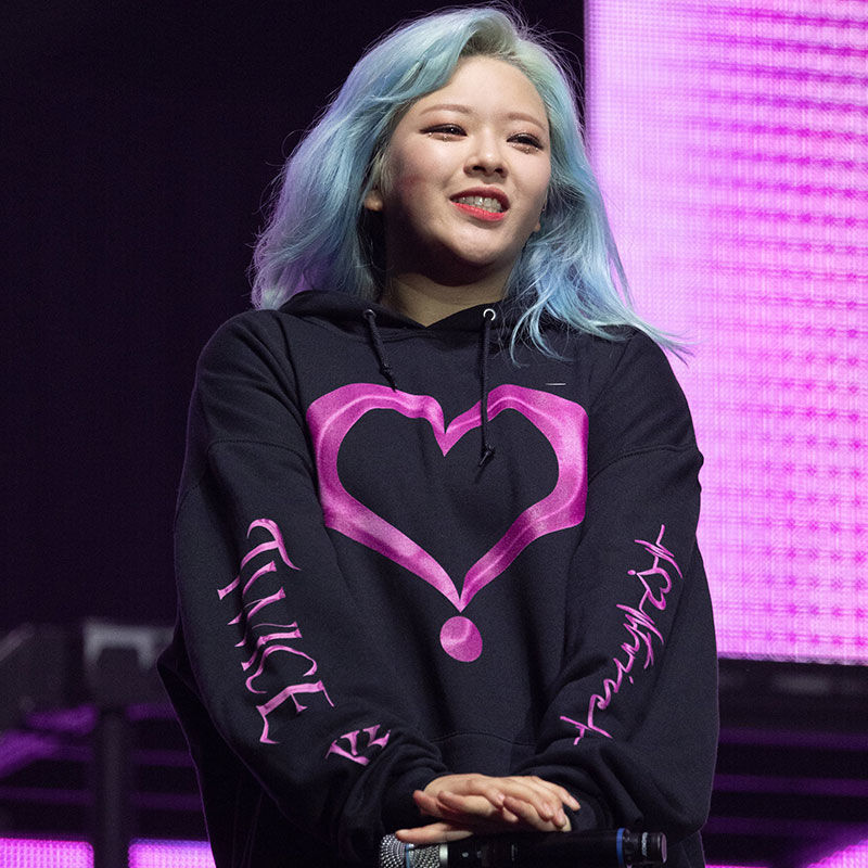 SUDADERA CON CAPUCHA TWICE WORLD TOUR III