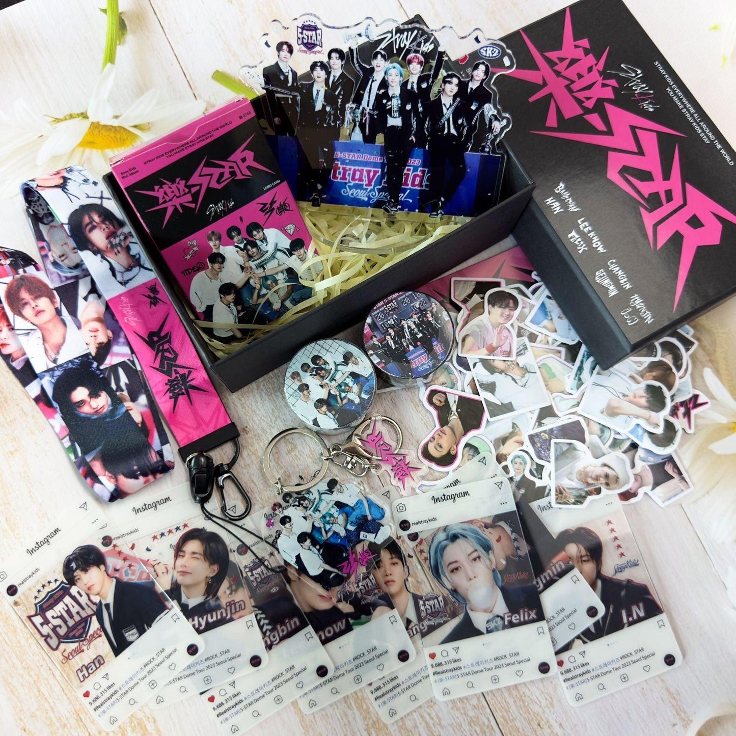 KIT STRAY KIDS ROCK STAR/樂-STAR CON 164 PIEZAS (¡CAJA DE REGALO CON VARIOS ARTÍCULOS!✨)