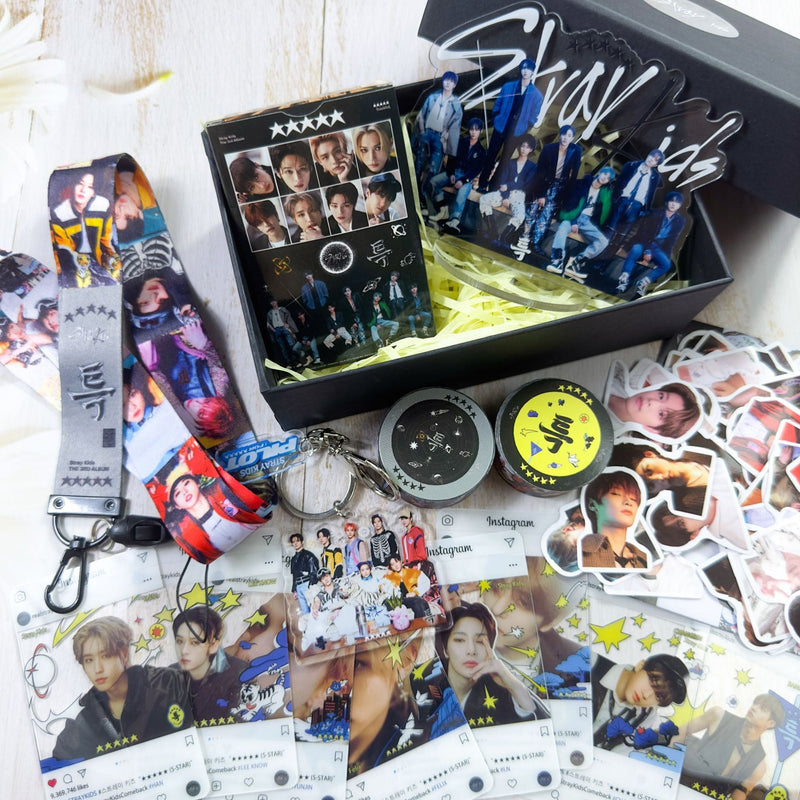 KIT DE 5 ESTRELLAS DE STRAY KIDS CON 162 PIEZAS (¡CAJA DE REGALO CON VARIOS ARTÍCULOS!✨)