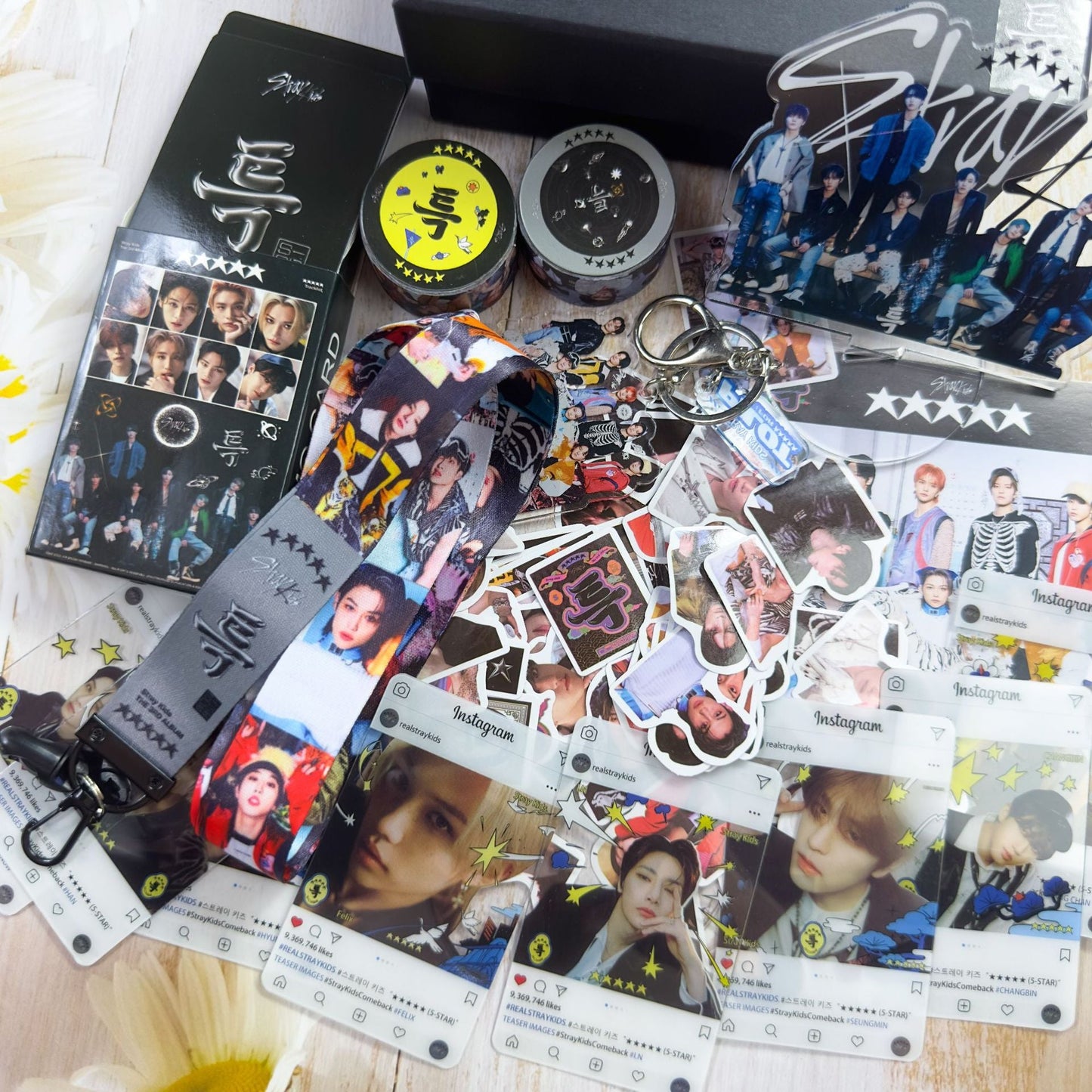 KIT 5 ESTRELLAS STRAY KIDS CON 162 PIEZAS (¡CAJA DE REGALO CON VARIOS ARTÍCULOS!✨)