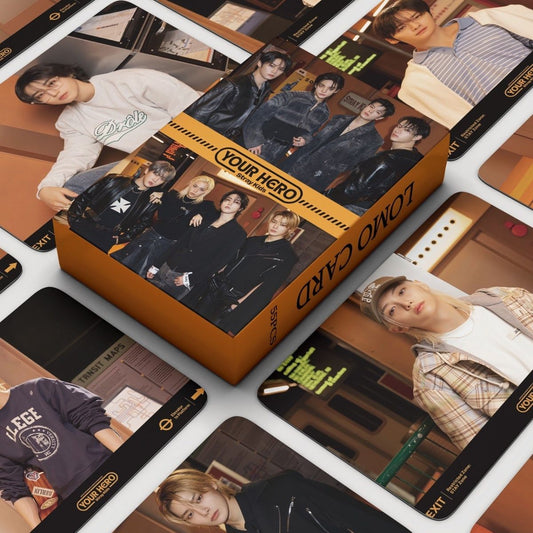 CAJA CON 55 FOTOCARDS STRAY KIDS TU HÉROE FELICITACIONES DE TEMPORADA 2025