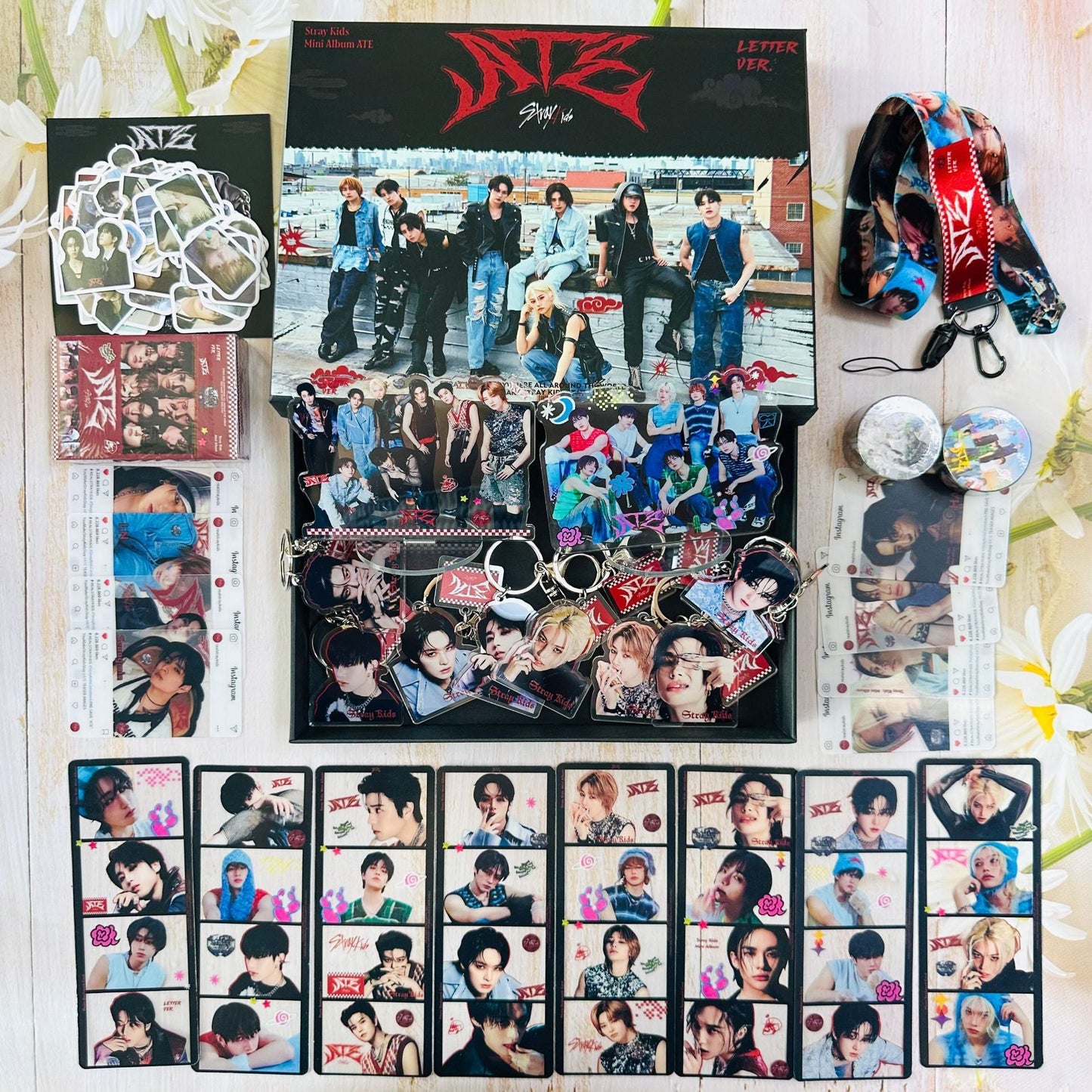 STRAY KIDS BOX WITH UP TO 180 PCS (GIFT BOX WITH VARIOUS ITEMS!✨)