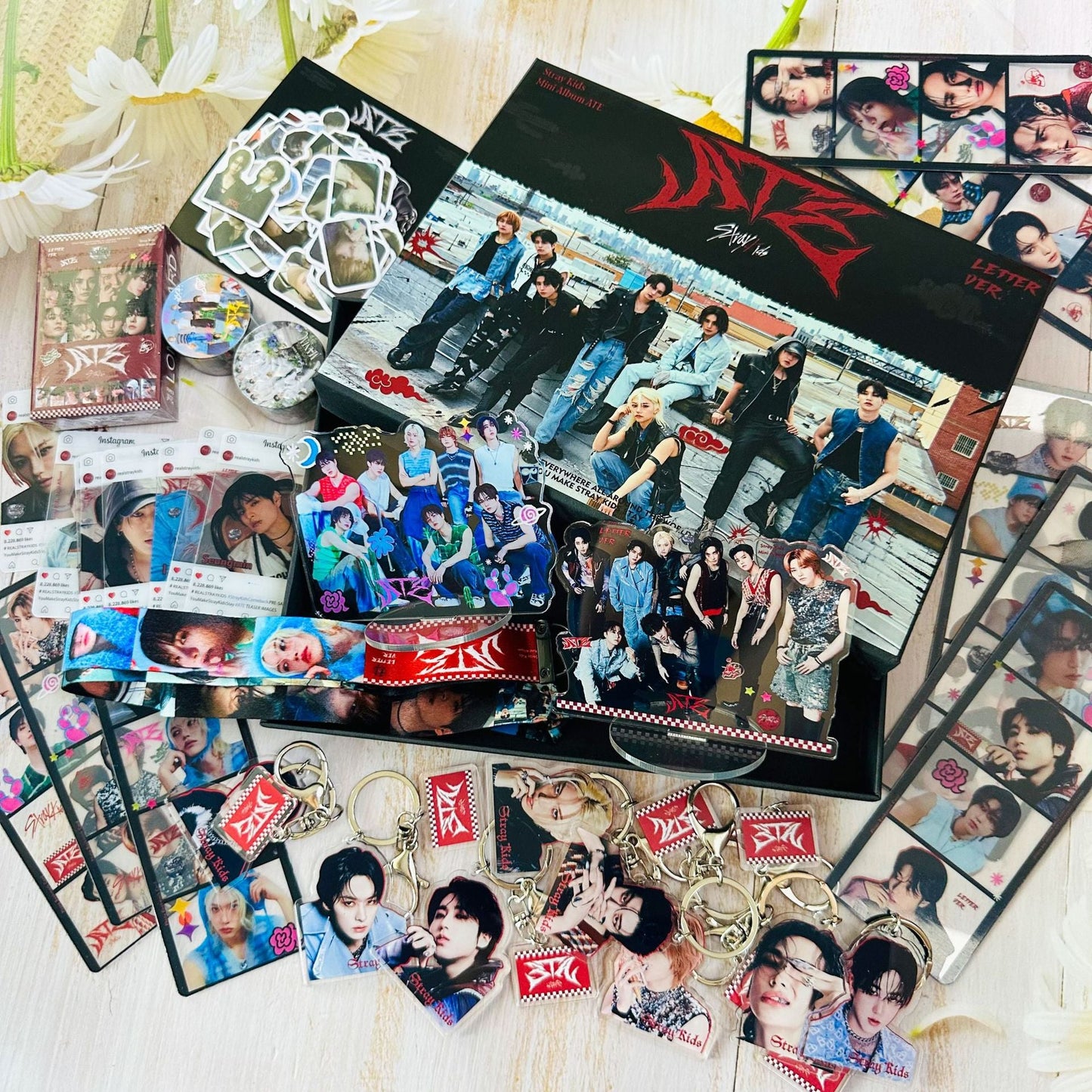 STRAY KIDS BOX WITH UP TO 180 PCS (GIFT BOX WITH VARIOUS ITEMS!✨)