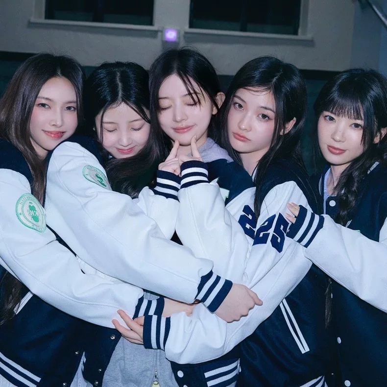 ILLIT COLLEGE JACKET